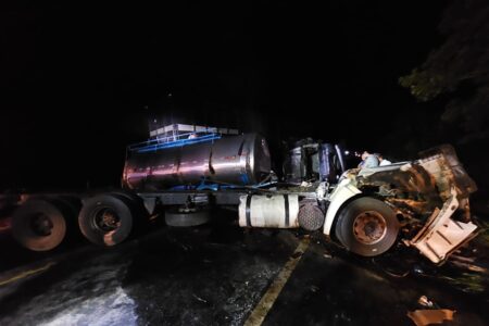 Três pessoas morrem em acidente que envolveu dois caminhões, na GO-164