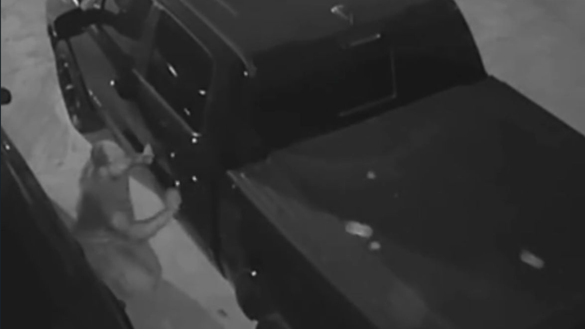 Homem risca caminhonete por desavença (Foto: Reprodução)