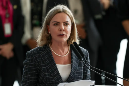 Tarcísio é "o candidato dos bilionários, das bets e dos golpistas", diz Gleisi Hoffmann