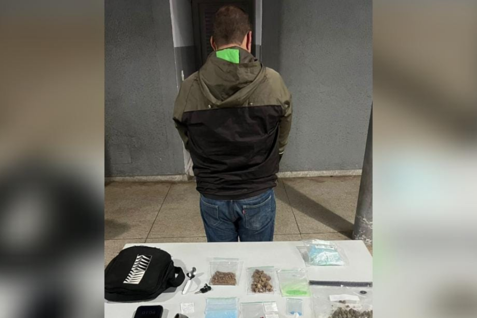 Professor é preso suspeito de comercializar drogas em frente a uma boate em Goiânia
