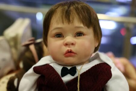Bebês reborn servem de apoio terapêutico para pessoas com Alzheimer é preciso evitar a infantilização e não mentir sobre o brinquedo