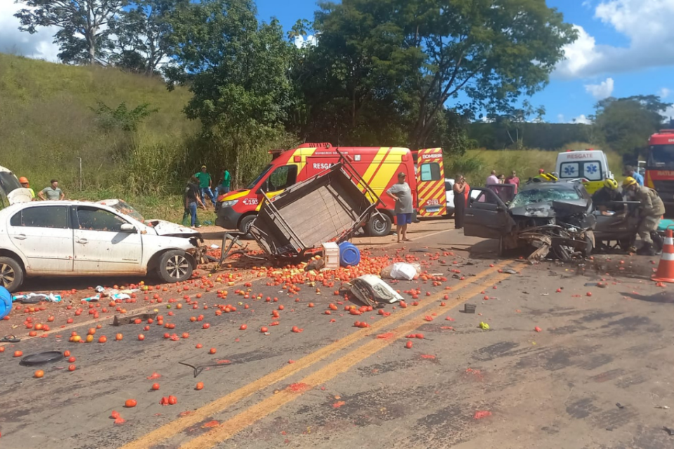Motorista morre em acidente envolvendo três carros na BR-414