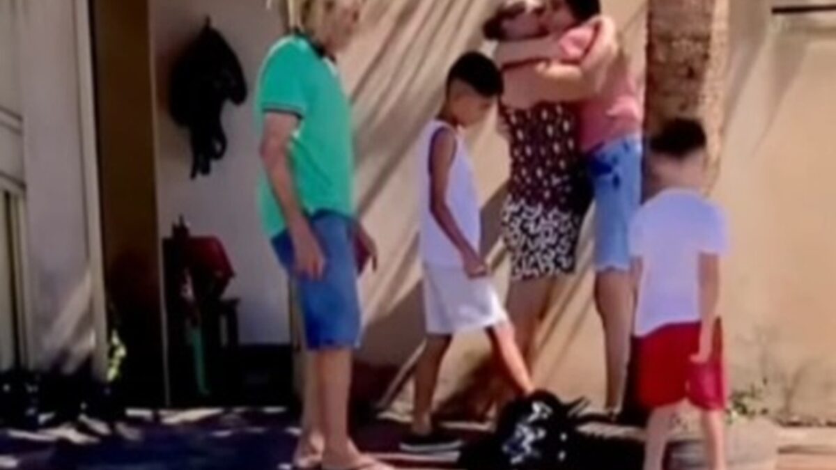 kesley Barbosa mora em Palmas Goiana emociona a web com surpresa para os pais que não via há meses; vídeo