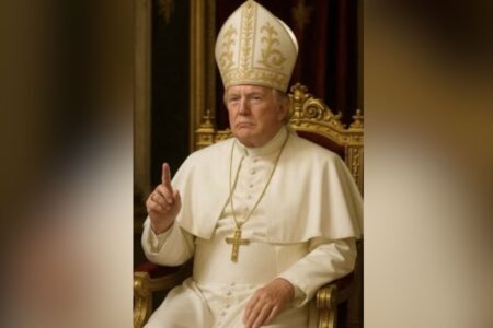 Trump vestido de papa: imagem postada nas redes sociais (Foto: Reprodução)