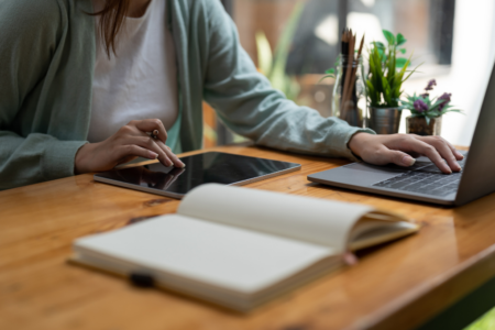 Imagem de uma pessoa estudando