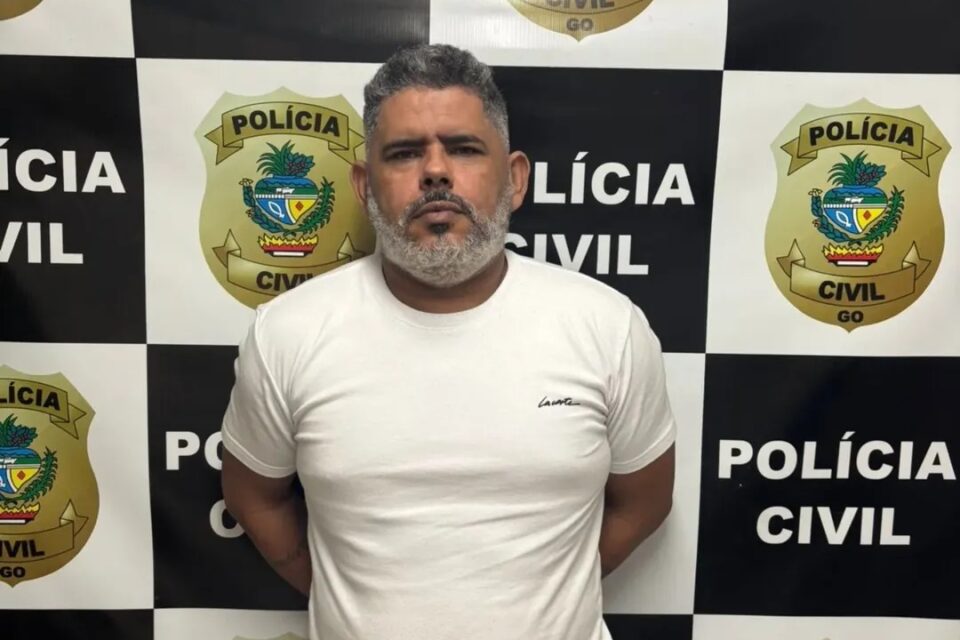 A imagem mostra uma foto do homem preso
