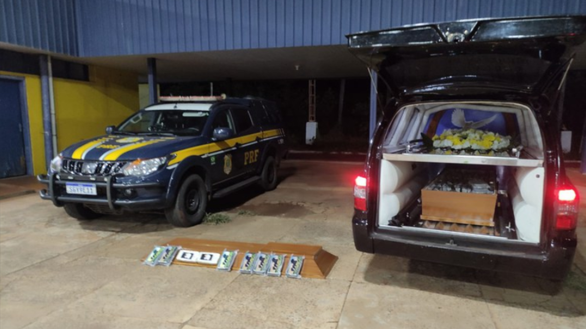 Foram encontrados 150 tabletes de pasta base de cocaína (Foto: PRF)
