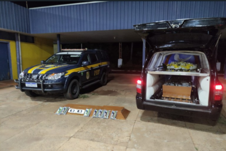 Foram encontrados 150 tabletes de pasta base de cocaína (Foto: PRF)