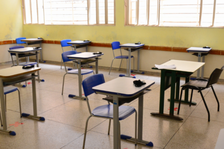Imagens de mesas escolares em uma sala de aula