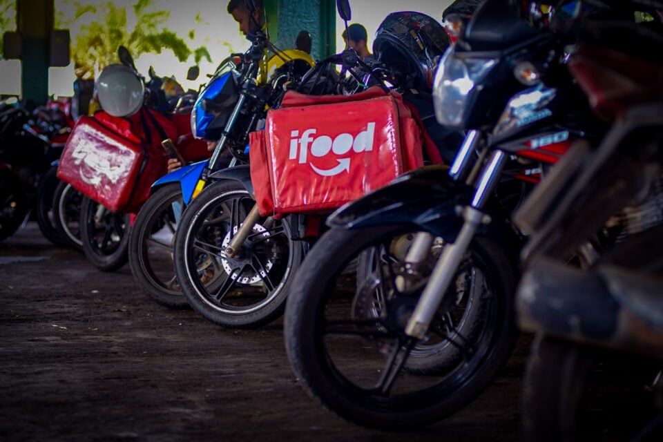 Entregadores de aplicativos se mobilizam e recuperam moto roubada em Goiânia