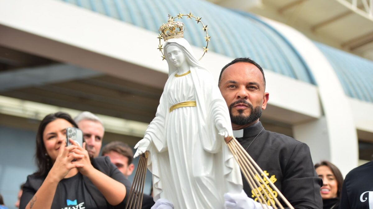 Imagem de Nossa Senhora das Graças chega a Goiânia para o Totus Tuus; vídeo Devotos se emocionaram durante o trajeto solene