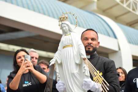 Imagem de Nossa Senhora das Graças chega a Goiânia para o Totus Tuus; vídeo Devotos se emocionaram durante o trajeto solene