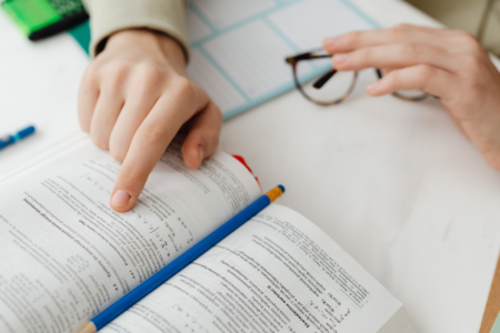 Imagem de uma pessoa estudando