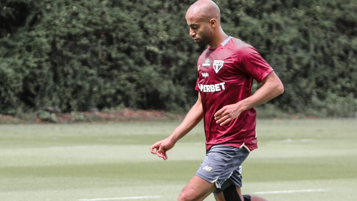 Lucas em treino no São Paulo