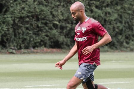 Lucas em treino no São Paulo