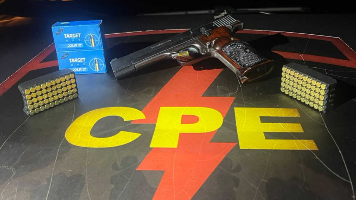 A imagem mostra a arma e as munições