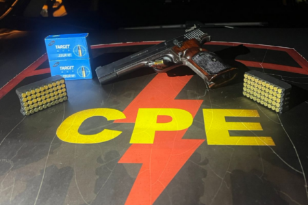 A imagem mostra a arma e as munições