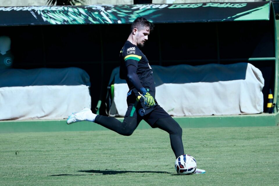 Tadeu em treino pelo Goiás