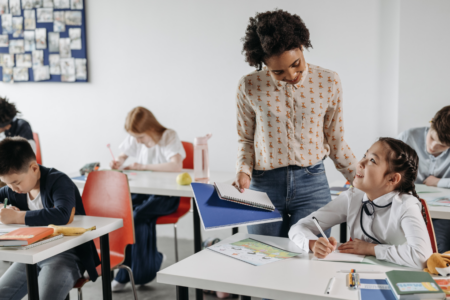 Imagem de uma professora orientando os alunos