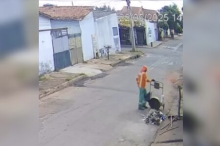 Varredor da Comurg despeja lixo na porta da casa no Parque Tremendão, em Goiânia