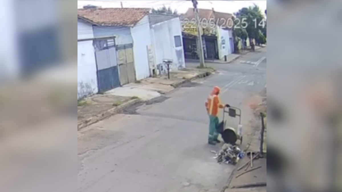 Varredor da Comurg despeja lixo na porta da casa no Parque Tremendão, em Goiânia
