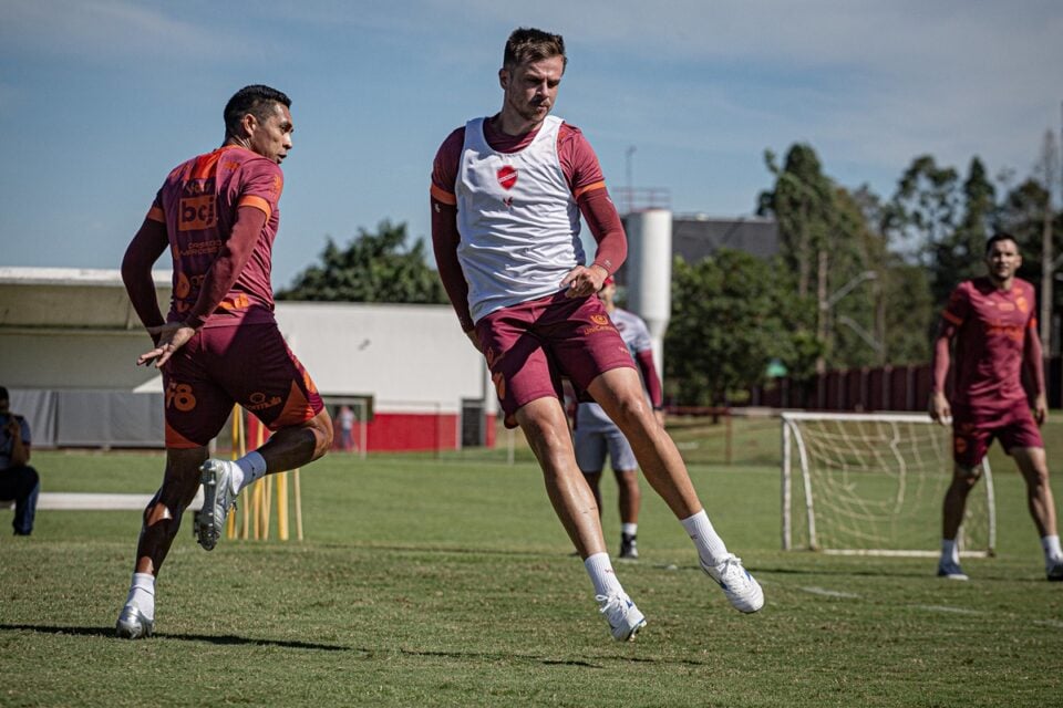 Jogadores do Vila Nova durante treino no CT