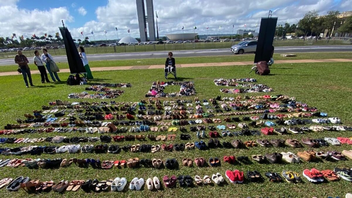 Sapatos expostos em ato por visibilidade da Síndrome da Fadiga Crônica serão doados em Goiás