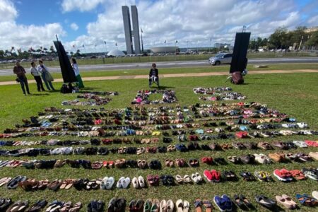 Sapatos expostos em ato por visibilidade da Síndrome da Fadiga Crônica serão doados em Goiás