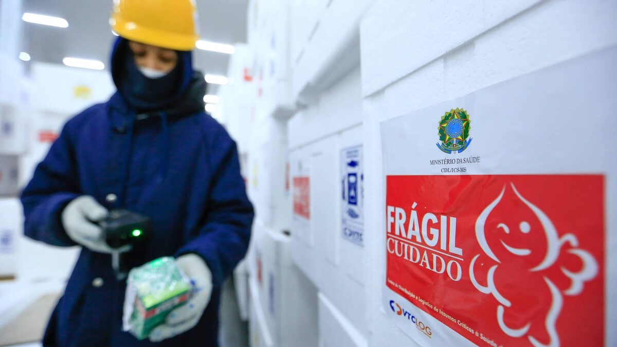 Saúde avisou estados e prefeituras sobre falta 'pontual' de vacinas da Covid