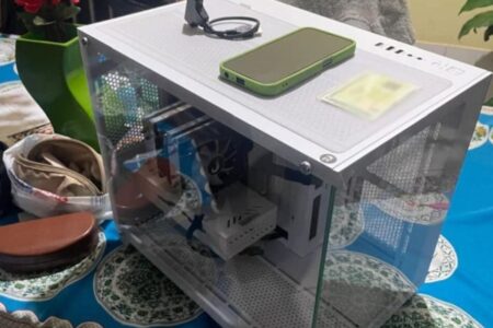 Além do computador, a polícia também apreendeu celulares e outros dispositivos de armazenamento, como pen drives e HDs.