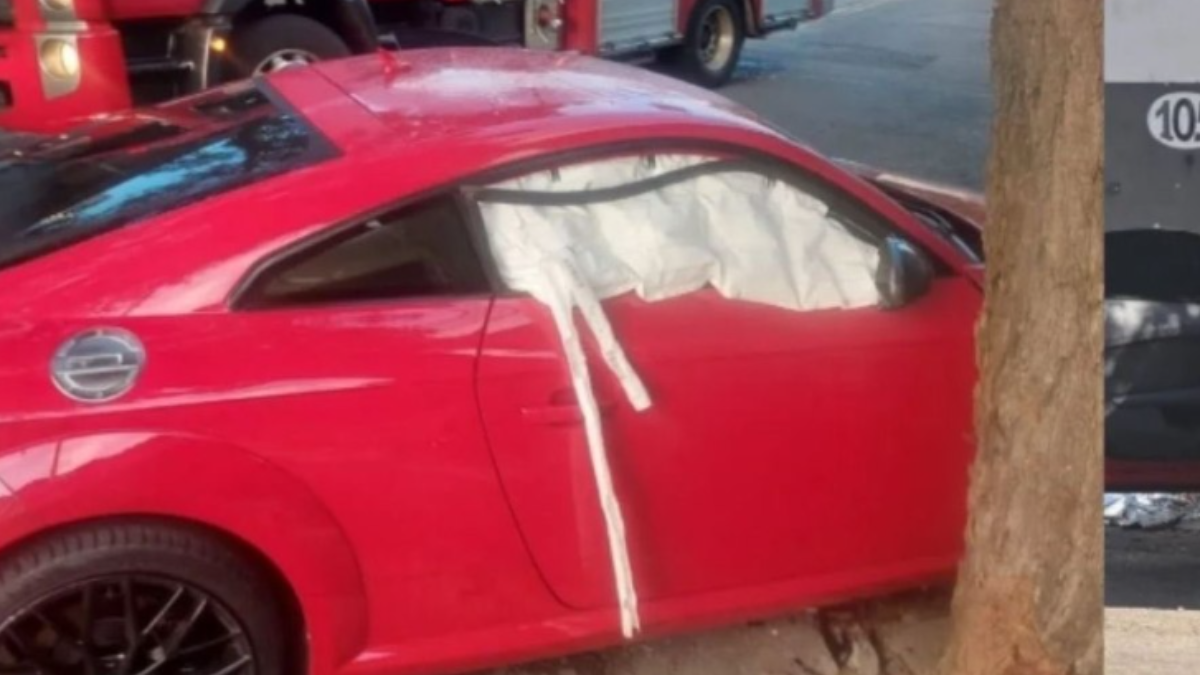 Imagem do veículo parcialmente destruído, com airbag acionado