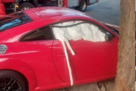 Imagem do veículo parcialmente destruído, com airbag acionado