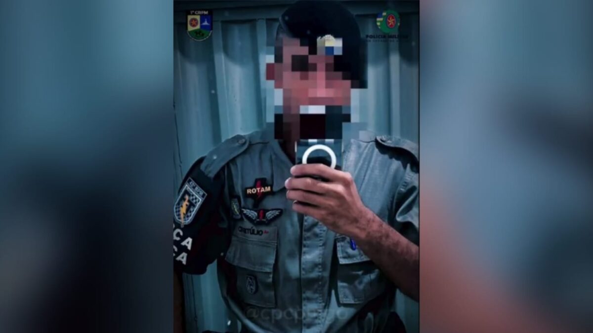 A imagem mostra o homem fardado