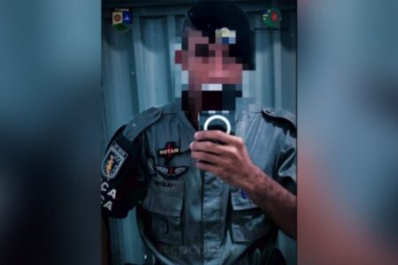 A imagem mostra o homem fardado