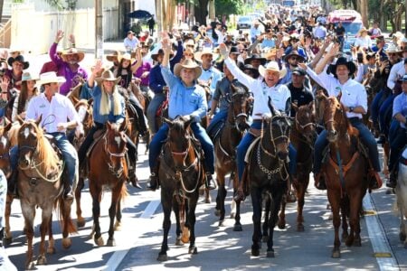 Cavalgada de abertura da Pecuária de Goiânia reúne 450 cavaleiros