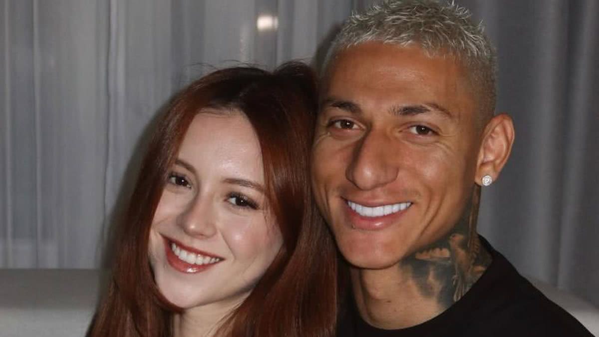 Na reta final da gravidez, noiva de Richarlison fala sobre bebê: a cara do papai Amanda Araújo rebateu críticas por escolha de nome do filho