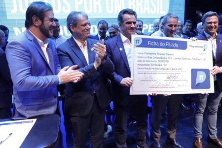 Tarcísio na filiação de Guilherme Derrite ao PP (Foto: Redes sociais)