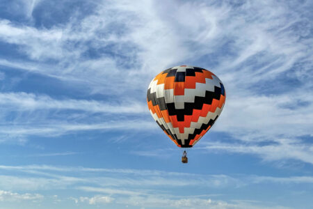 Vídeo: Homem morre após despencar de balão em chamas Vídeo mostra o momento em que o rapaz se solta da corda e cai