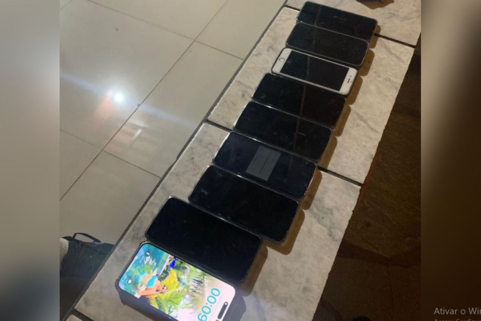 Celulares recuperados pela polícia (Foto: Polícia Militar)