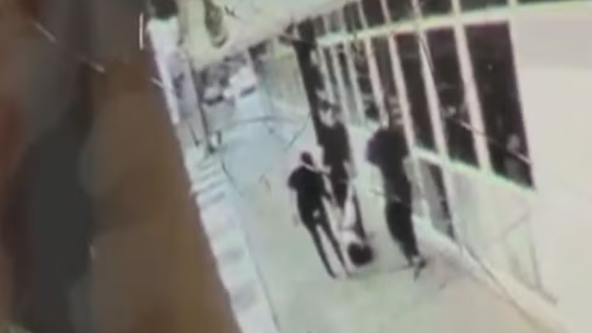 Funcionárias de clínica foram flagradas arrastando criança (Foto: Reprodução)