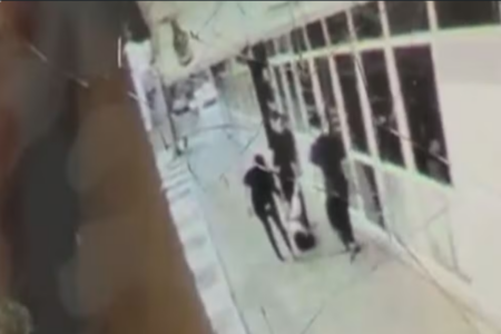 Funcionárias de clínica foram flagradas arrastando criança (Foto: Reprodução)