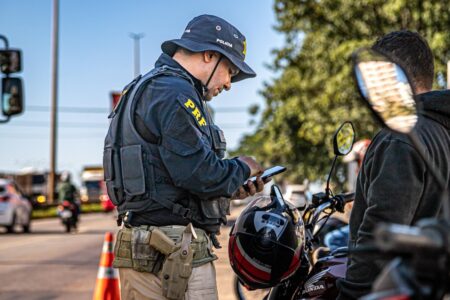 A imagem mostra agentes aplicando multa