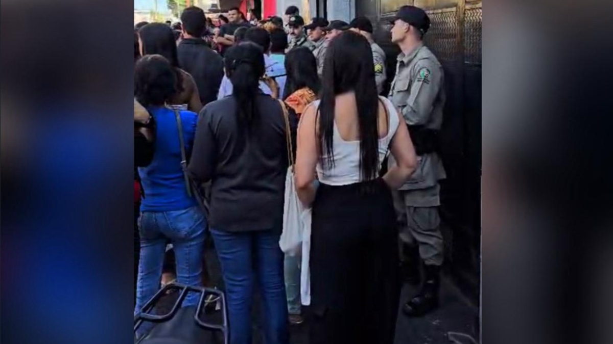 Trabalhadores reunidos em manifestação (Foto: Reprodução)