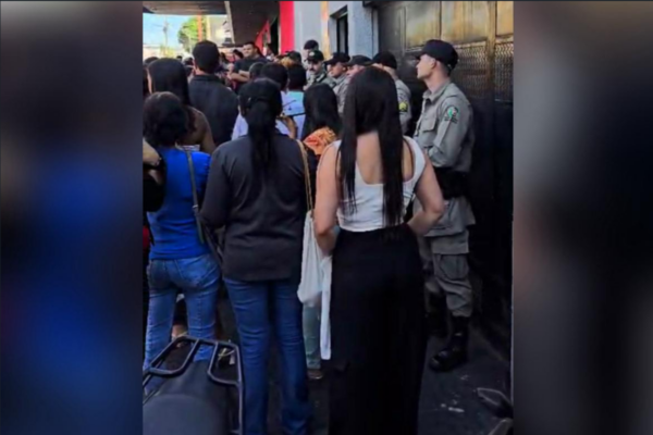 Trabalhadores reunidos em manifestação (Foto: Reprodução)