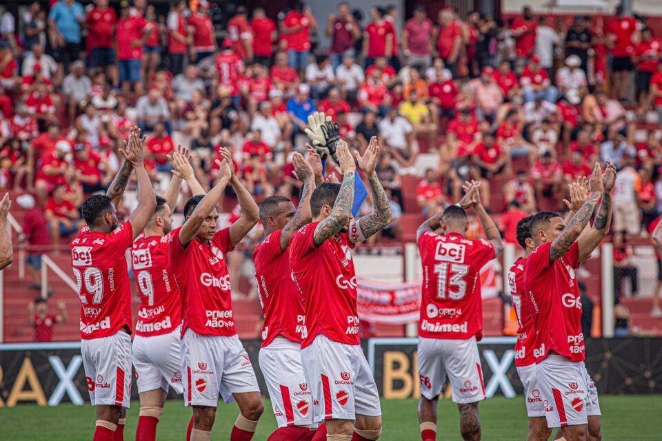 Jogadores do Vila Nova durante partida no OBA