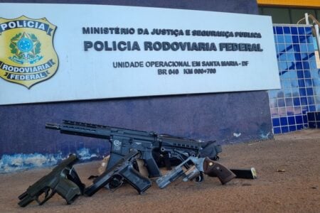 PRF prende idoso que transportava armas em ônibus na BR-040, no DF