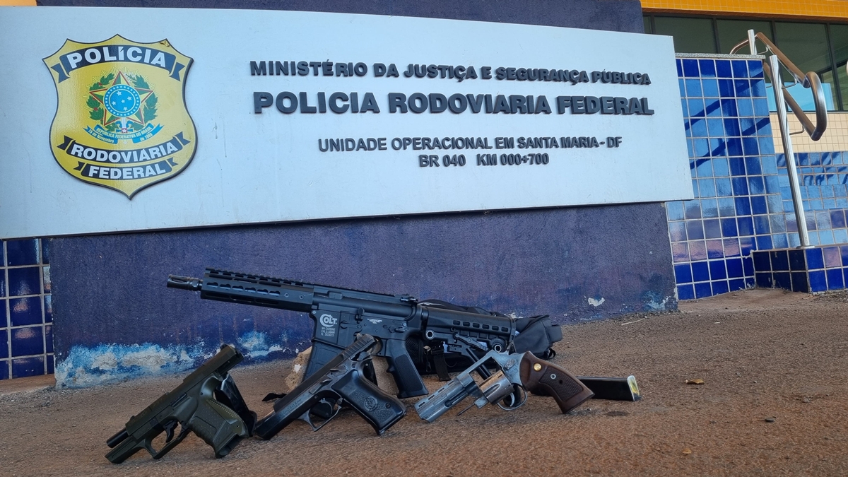 PRF prende idoso que transportava armas em ônibus na BR-040, no DF