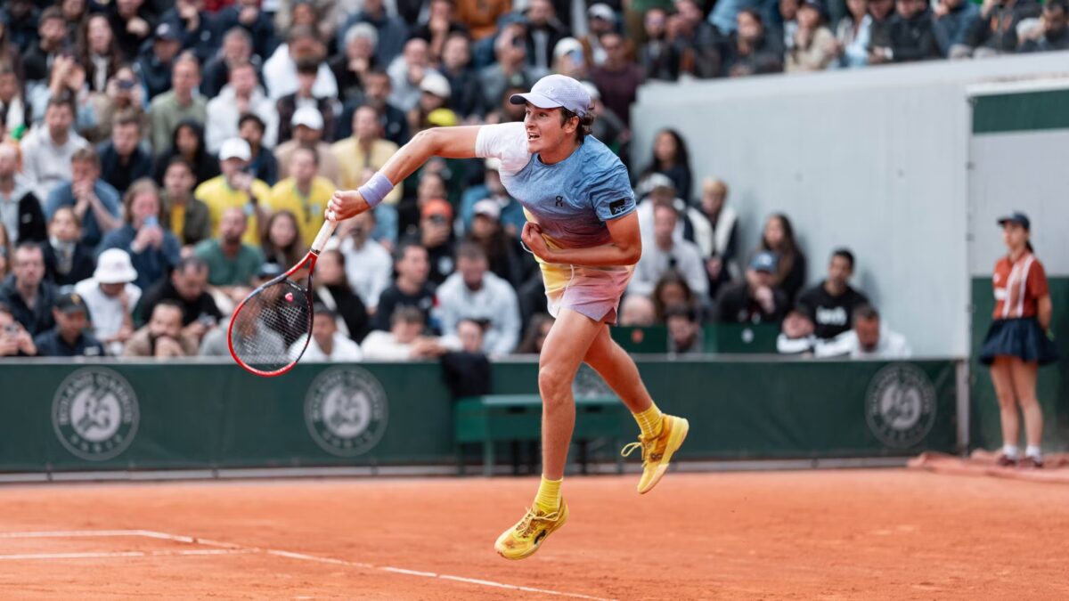 João Fonseca durante partida pelo torneio de Roland Garros