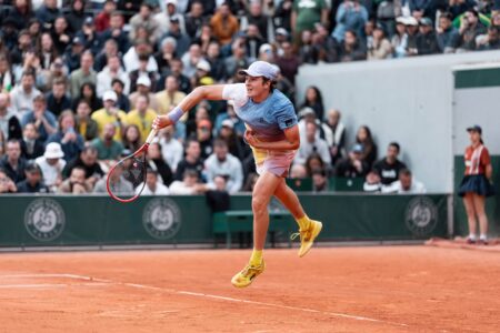 João Fonseca durante partida pelo torneio de Roland Garros