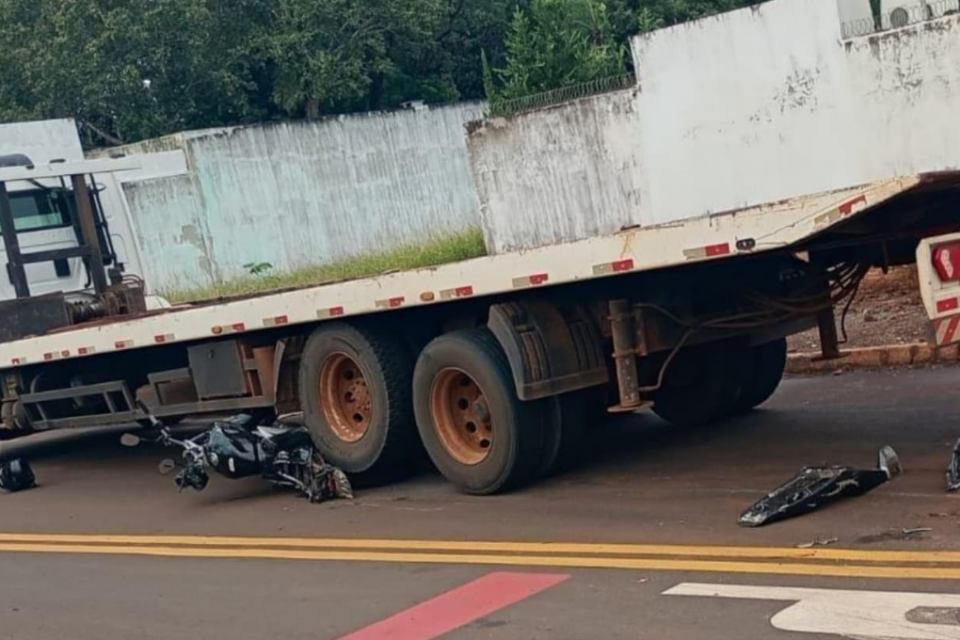 Mulher morre após grave acidente envolvendo moto e caminhão em Jataí